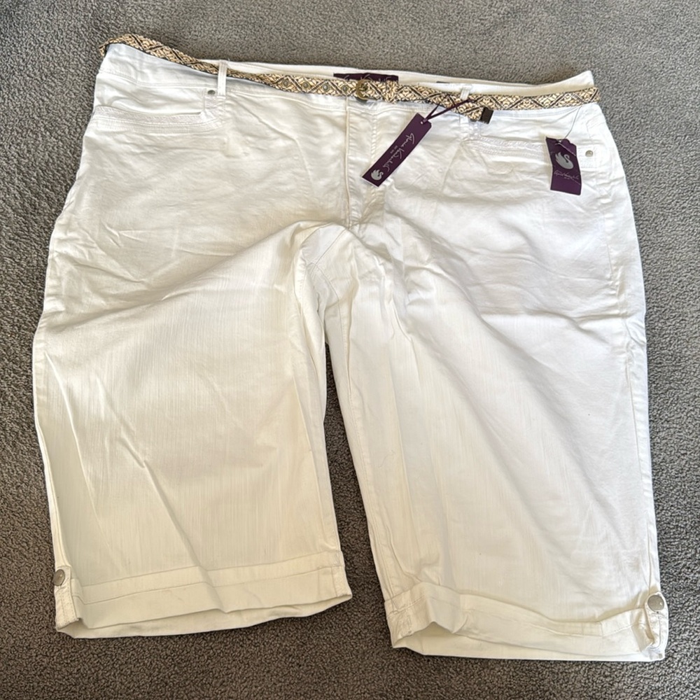 Gloria Vanderbilt Skimmer. Vintage White Marnie Twill Capris w/Belt. Size 24W.